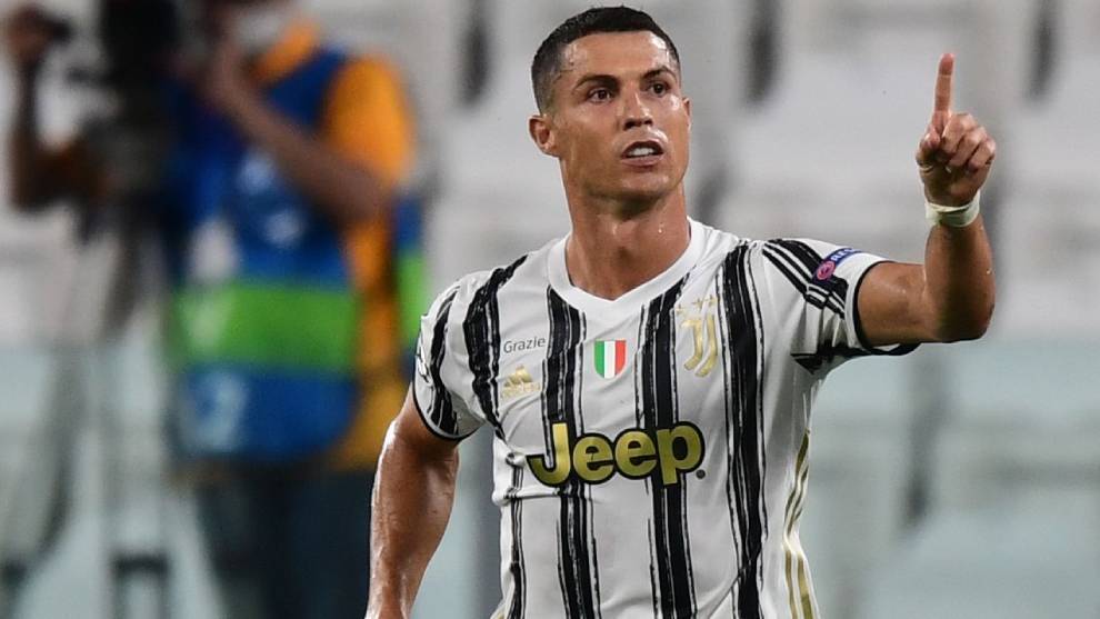 Cristiano Ronaldo llamando al árbitro Cristiano Ronaldo llamando al árbitro